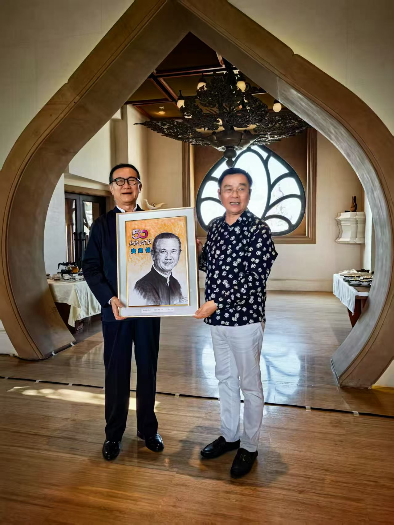 向泰国安美德集团董事局主席邱威功赠送肖像画.jpg